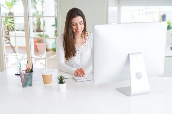 Mulher de negócios jovem bonita trabalhando usando o computador, sorrindo um — Fotografia de Stock