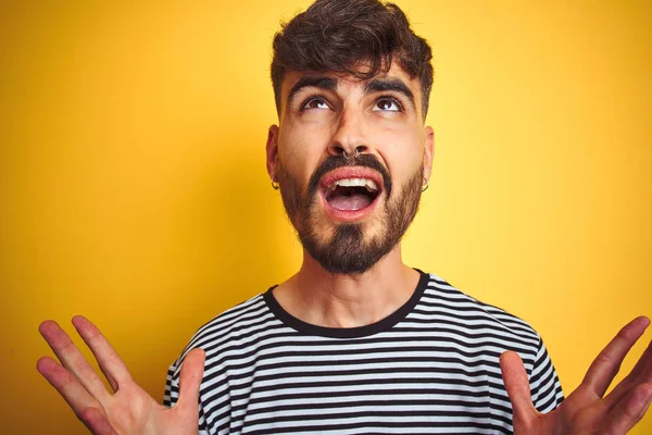 Jovem Com Tatuagem Vestindo Camiseta Listrada Sobre Fundo Amarelo Isolado — Fotografia de Stock