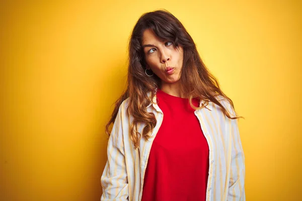 Junge Schöne Frau Rotem Shirt Und Gestreiftem Hemd Über Gelbem — Stockfoto