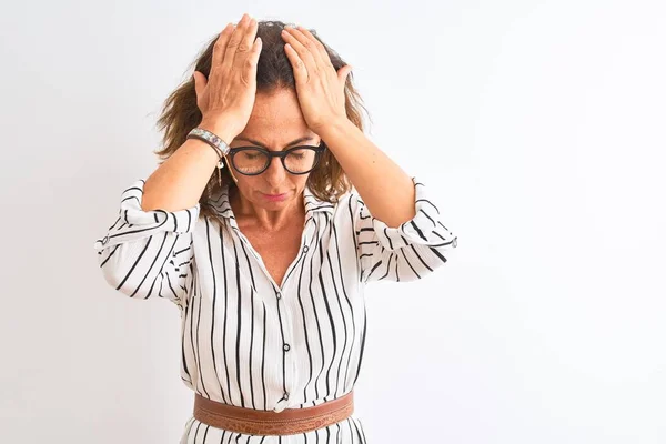 Geschäftsfrau Mittleren Alters Mit Gestreiftem Kleid Und Brille Vor Isoliertem — Stockfoto