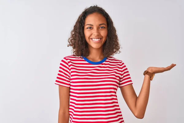 Ung Brasiliansk Kvinna Klädd Rödrandig Shirt Stående Över Isolerad Vit — Stockfoto