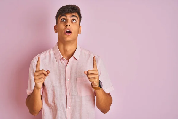 Ung Indisk Man Klädd Casual Shirt Stående Över Isolerade Rosa — Stockfoto