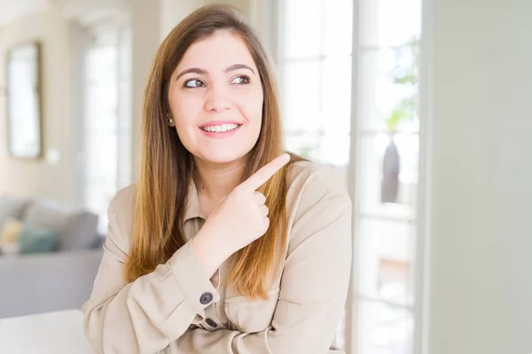 Hermosa Joven Casa Alegre Con Una Sonrisa Cara Apuntando Con — Foto de Stock