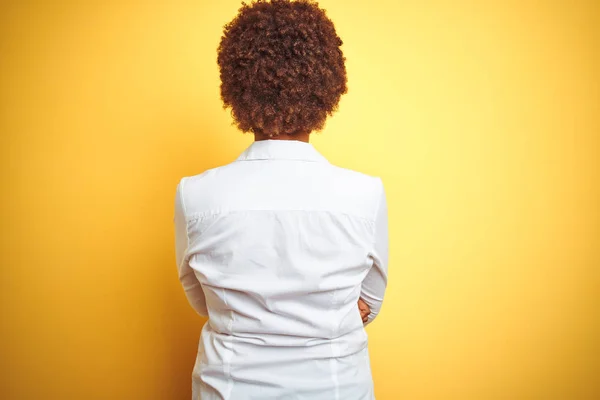 Afrikanisch Amerikanische Geschäftsfrau Vor Isoliertem Gelben Hintergrund Rückwärts Stehend Und — Stockfoto