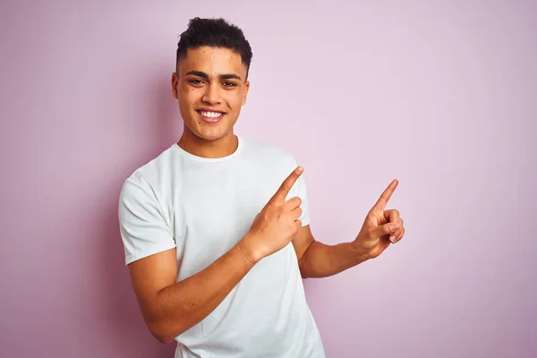 Jeune Homme Brésilien Portant Shirt Debout Sur Fond Rose Isolé — Photo