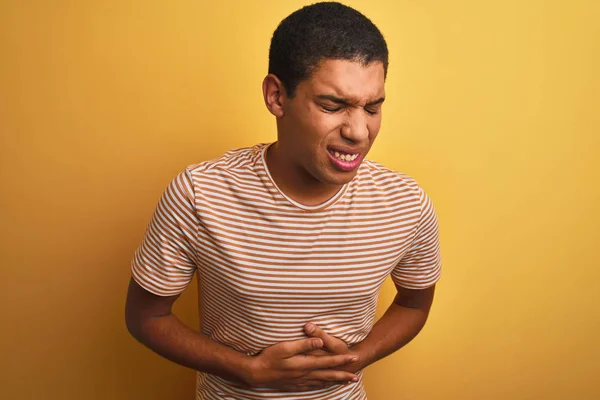 Homem Árabe Bonito Jovem Vestindo Camiseta Listrada Sobre Fundo Amarelo — Fotografia de Stock