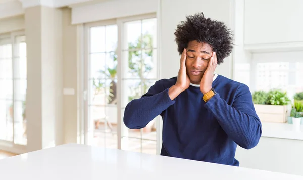아프리카 미국인 캐주얼 스웨터를 스트레스 때문에 두통에 손으로 집에서 편두통을 — 스톡 사진