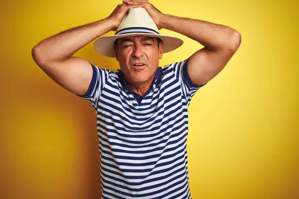남자는 절망과 스트레스 때문에 통증과 편두통으로 노란색 줄무늬 폴로와 모자를 — 스톡 사진
