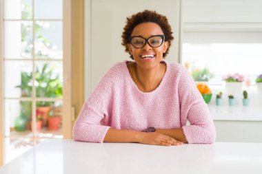 Afro saçlı gözlüklü güzel genç Afrika kadın