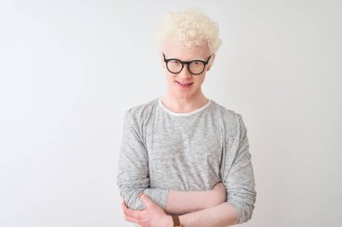 Genç albino sarışın adam çizgili t-shirt ve gözlük izole beyaz arka plan üzerinde mutlu yüz kamera bakarak çapraz kolları ile gülümseyerek giyiyor. Pozitif kişi.