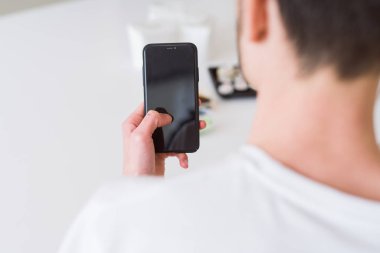 Close UPF adam kullanarak Smartphone için tarikat almak uzakta Asya gıda fro