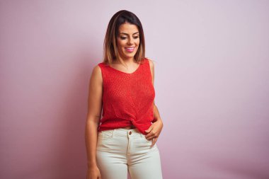 Turuncu t-shirt giyen ayakta genç güzel İspanyol kadın