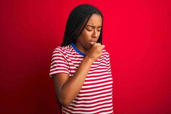 Mujer Afroamericana Joven Con Camiseta Rayas Pie Sobre Fondo Rojo —  Fotos de Stock