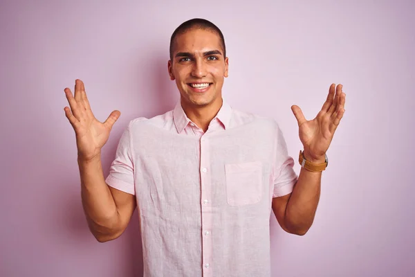 Mladý Pohledný Muž Oblečený Elegantní Košili Růžovém Izolovaném Pozadí Oslavuje — Stock fotografie