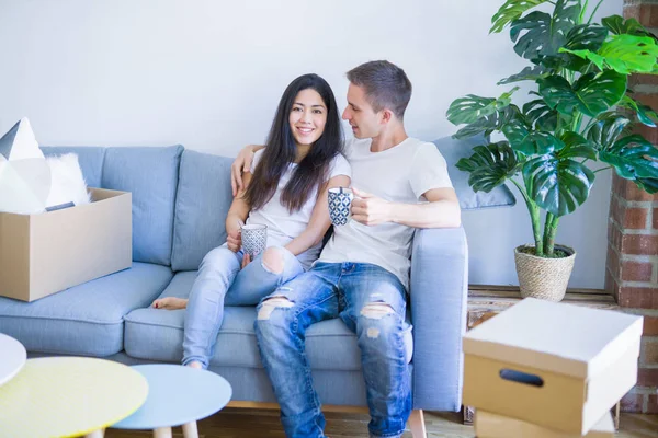 Junges Schönes Paar Sitzt Auf Dem Sofa Und Trinkt Kaffee — Stockfoto