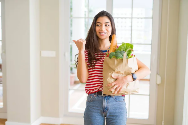 Jeune Femme Tenant Sac Papier Plein Épicerie Pointant Montrant Avec — Photo