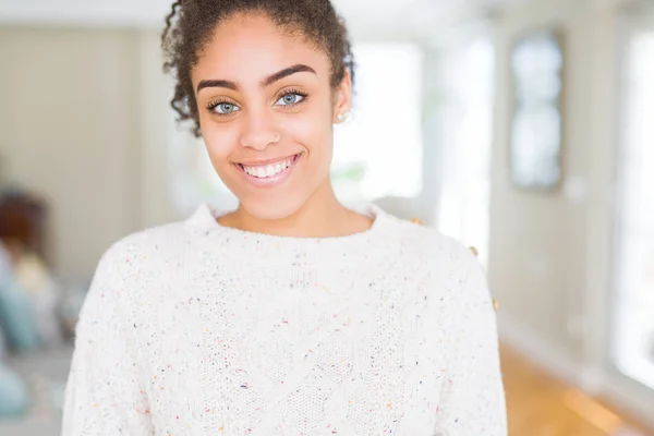 Mooie Jonge Afro Amerikaanse Vrouw Met Afro Haar Dragen Casual — Stockfoto