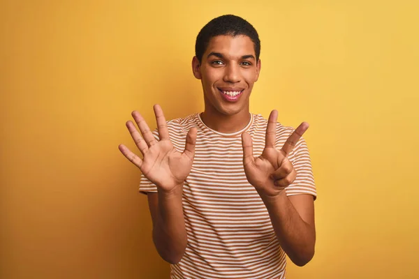 Jonge Knappe Arabische Man Dragen Gestreepte Shirt Staande Geïsoleerde Gele — Stockfoto