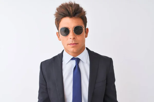 Młody Przystojny Biznesmen Ubrany Garniturze Okulary Przeciwsłoneczne Białym Tle Poważnym — Zdjęcie stockowe