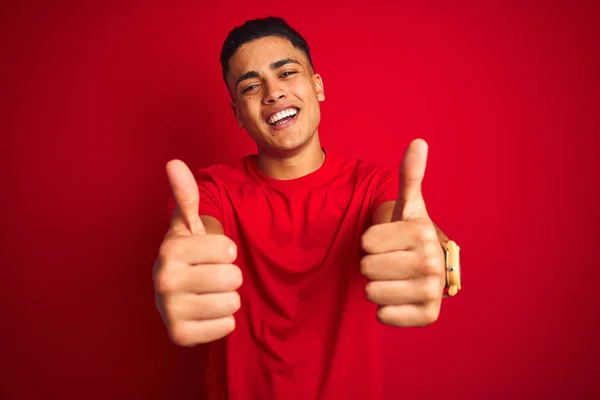Mladý Brazilský Muž Oblečený Trička Stojící Nad Izolovaným Červeným Pozadím — Stock fotografie