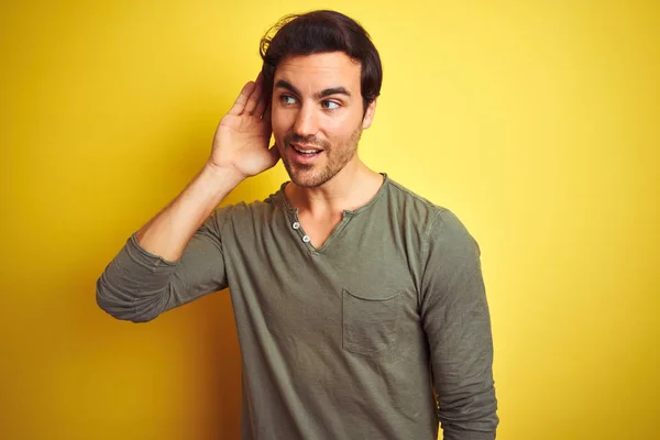 Joven Hombre Guapo Con Camiseta Casual Pie Sobre Fondo Amarillo —  Fotos de Stock