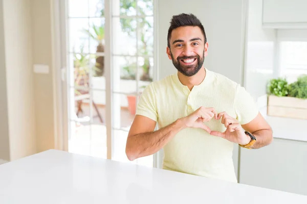 Bello Ispanico Uomo Casual Giallo Shirt Casa Sorridente Amore Mostrando — Foto Stock