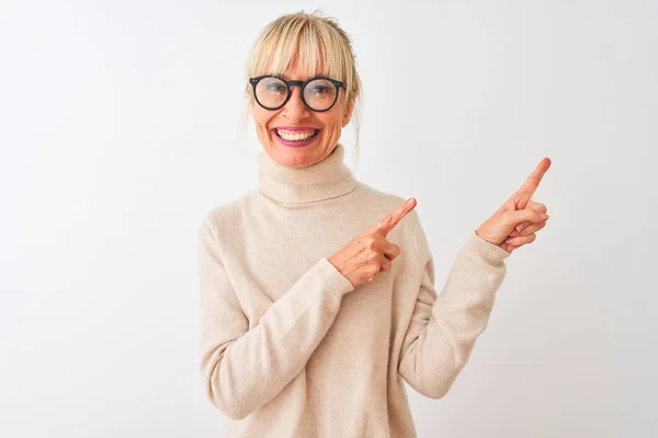 Middelbare Leeftijd Vrouw Dragen Coltrui Trui Bril Geïsoleerde Witte Achtergrond — Stockfoto