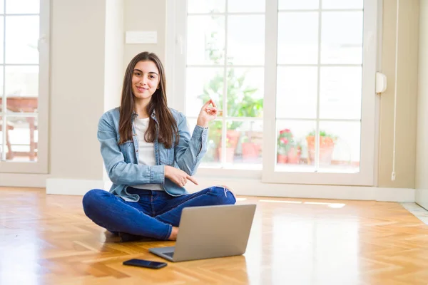 Gyönyörű Fiatal Padlón Keresztbe Lábak Segítségével Laptop Egy Nagy Mosollyal — Stock Fotó