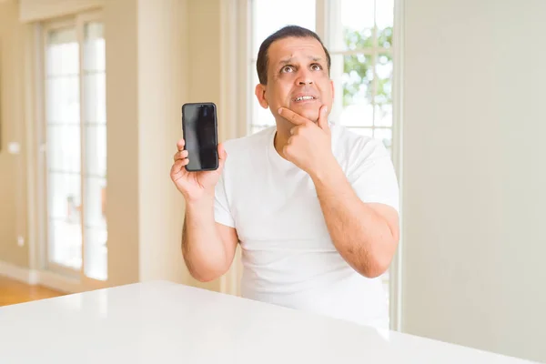 Orta Yaş Adam Akıllı Telefon Ekranı Ciddi Yüz Soru Hakkında — Stok fotoğraf
