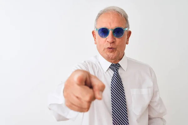 Hombre Negocios Pelo Gris Mayor Con Corbata Gafas Sol Sobre —  Fotos de Stock