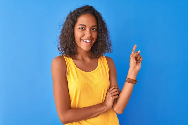 Młoda Brazylijska Kobieta Ubrana Żółty Shirt Stoi Białym Tle Niebieskim — Zdjęcie stockowe
