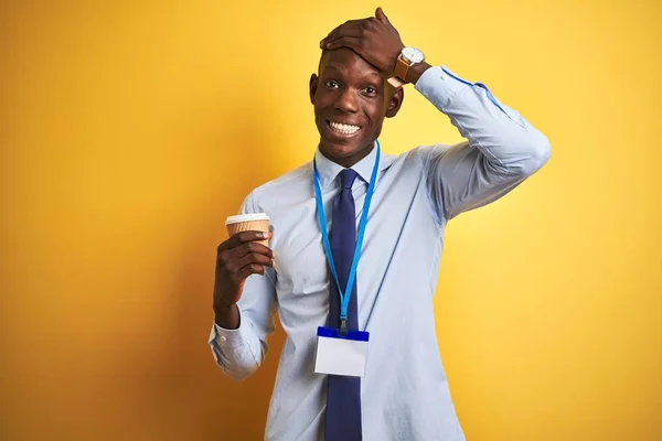 Afrikansk Amerikansk Affärsman Bär Dricka Kaffe Över Isolerad Gul Bakgrund — Stockfoto