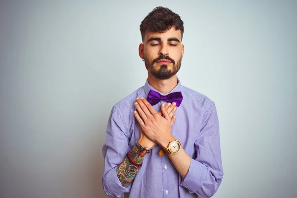 Joven Hombre Con Tatuaje Vistiendo Camisa Morada Pajarita Sobre Fondo — Foto de Stock