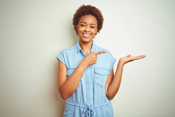 배경을 아프리카 머리를 아름다운 아프리카 미국인 여성은 손으로 제시하고 손가락으로 — 스톡 사진