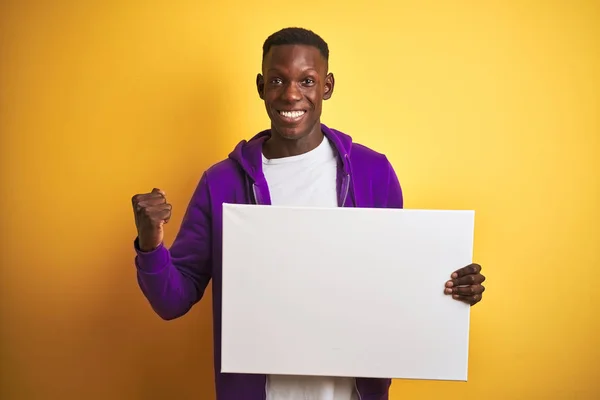 Afrikanisch Amerikanischer Mann Mit Einem Banner Das Über Gelbem Hintergrund — Stockfoto