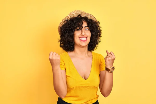 Ung Arabisk Kvinna Med Lockigt Hår Klädd Shirt Och Hatt — Stockfoto