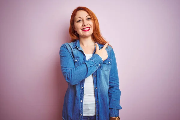 Youg Mulher Ruiva Bonita Vestindo Camisa Jeans Sobre Fundo Rosa — Fotografia de Stock