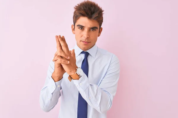 Junger Gutaussehender Geschäftsmann Hemd Und Krawatte Steht Vor Isoliertem Rosa — Stockfoto