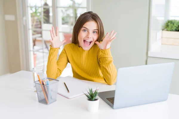 Bella Ragazza Che Studia Scuola Utilizzando Computer Portatile Che Celebra — Foto Stock