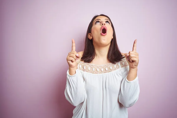 Junge Schöne Brünette Frau Über Rosa Isolierten Hintergrund Erstaunt Und — Stockfoto