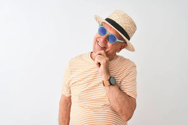 Senior Man Bär Randig Shirt Solglasögon Och Sumer Hatt Över — Stockfoto