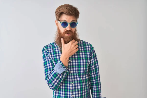 Joven Pelirrojo Irlandés Con Camisa Casual Gafas Sol Sobre Fondo —  Fotos de Stock