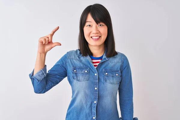 Jonge Mooie Chinese Vrouw Dragen Denim Shirt Geïsoleerde Witte Achtergrond — Stockfoto