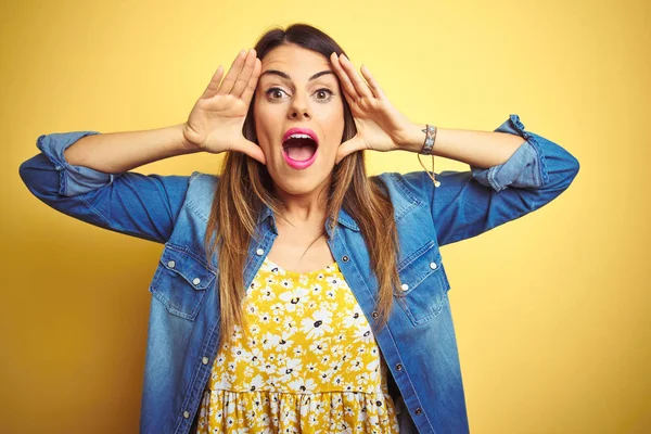 Jovem Mulher Bonita Sobre Fundo Amarelo Isolado Sorrindo Alegre Jogando — Fotografia de Stock