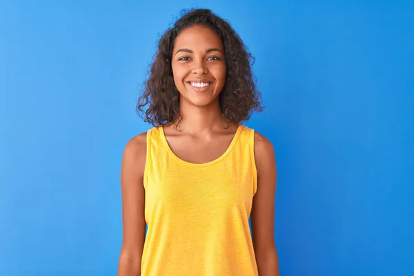 Mulher Brasileira Jovem Vestindo Camiseta Amarela Sobre Fundo Azul Isolado — Fotografia de Stock