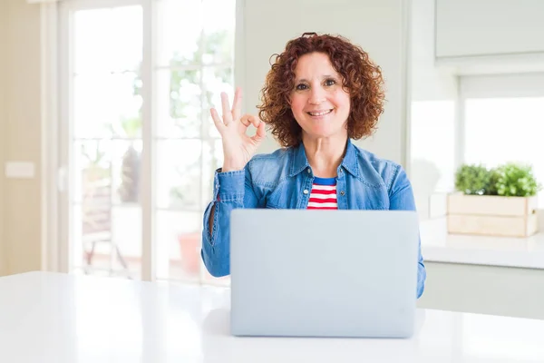 Senior Kobieta Pracę Komputera Przenośnego Komputera Robi Znak Palcami Doskonały — Zdjęcie stockowe