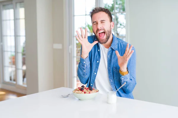 Knappe Man Eet Granen Voor Het Ontbijt Thuis Viert Gek — Stockfoto