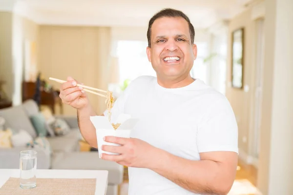 Hombre Mediana Edad Comiendo Llevar Fideos Con Puntillas Casa — Foto de Stock