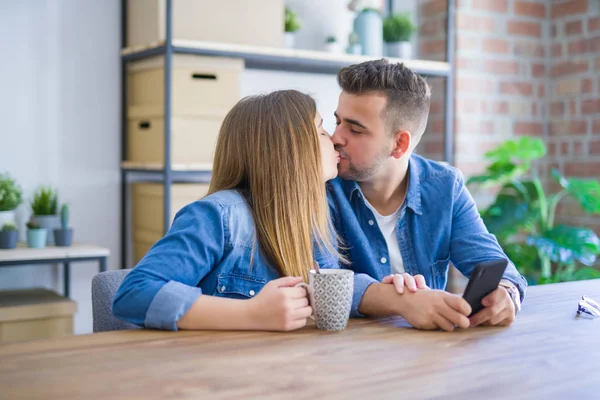 Ungt Par Avkopplande Dricka Kopp Kaffe Och Använda Smartphone Sitter — Stockfoto