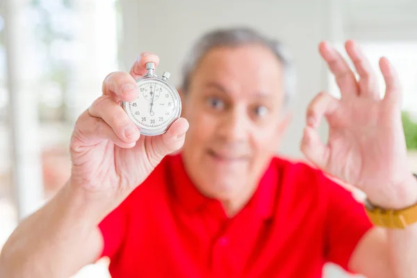 Handsome Senior Man Holding Stopwach Visar Nedräkningen Gör Skylt Med — Stockfoto